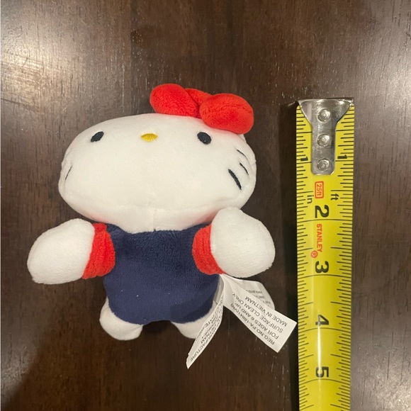 Hello Kitty Plushie - Picture 4 of 5